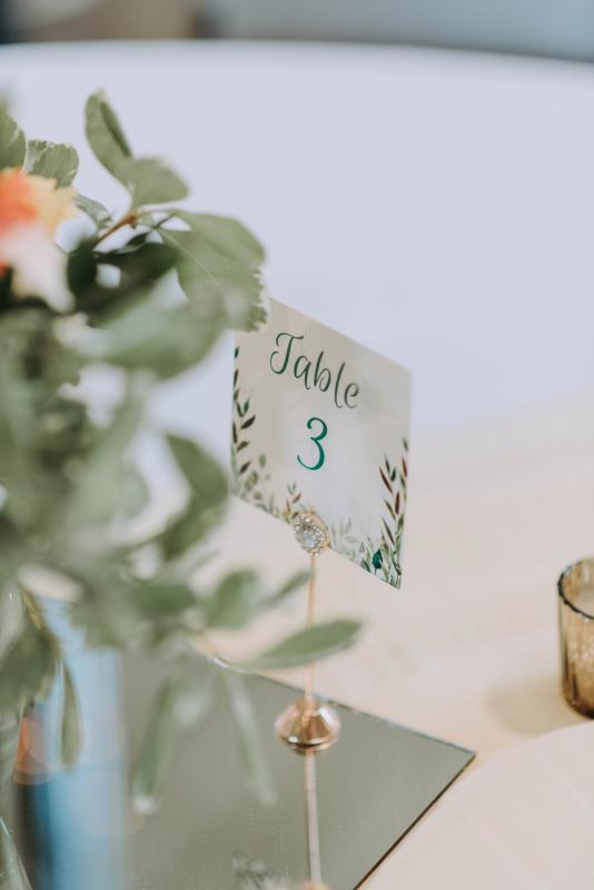 Mariage en Normandie - photo d'une table de mariage champêtre avec un nom de table en papier