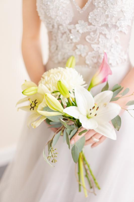 bouquet de mariée original avec des lys et orchidées