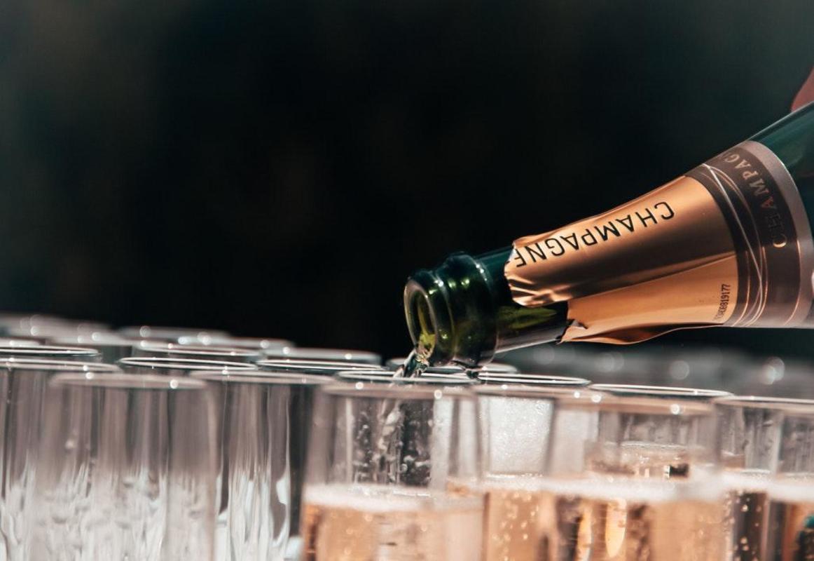 Verres et bouteille de champagne pour un mariage en Normandie 