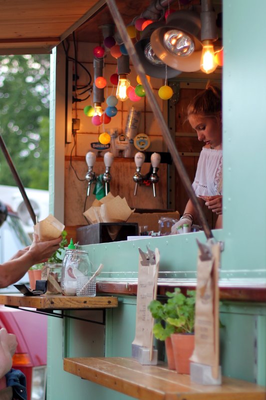 un foodtruck pour un mariage, une idée originale pour un repas différent 