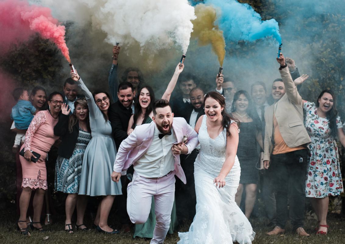 Mariage en Normandie - Les fumigènes : cette tendance photo de mariage qui revient