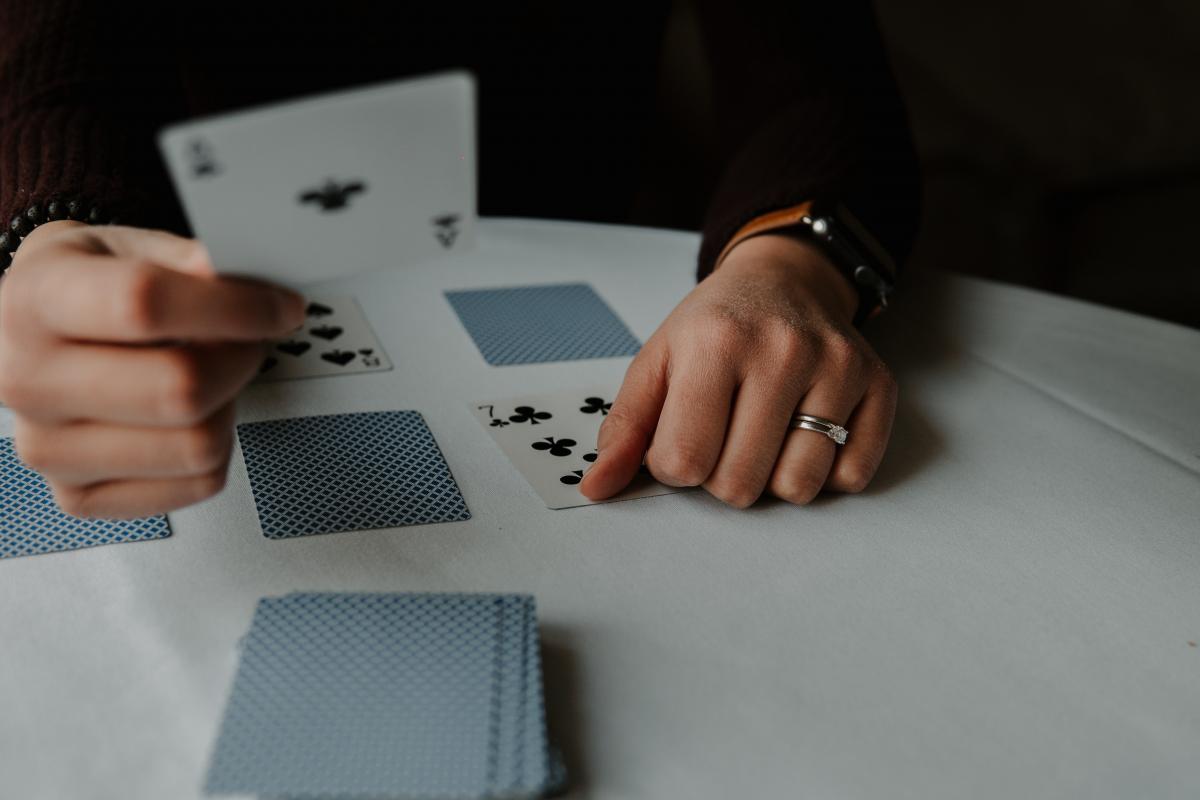 Mariage en Normandie - photographie d'un jeu de cartes à jouer 