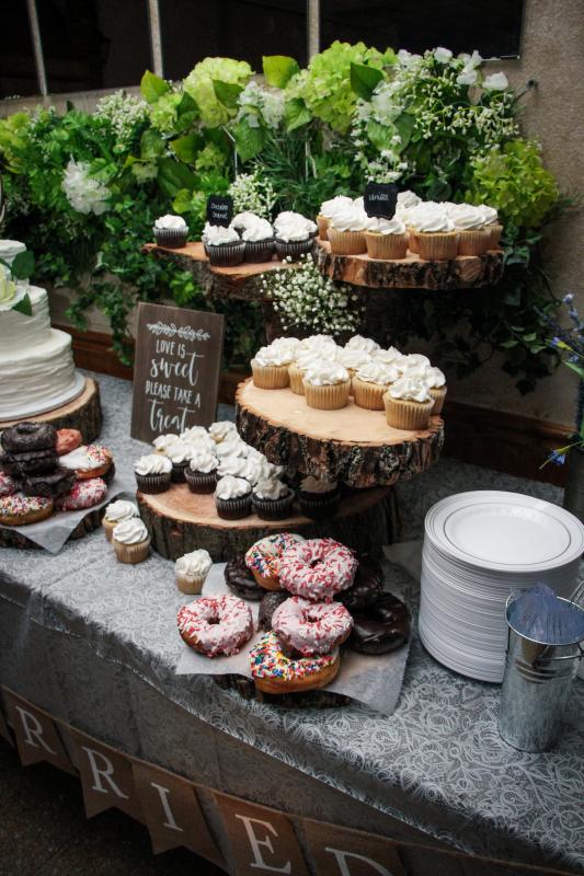 Mariage en Normandie - photo d'un buffet de desserts de mariage 