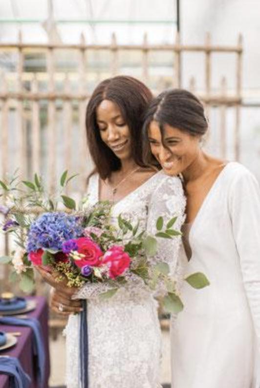 Mariage en Normandie - photo d'un couple avec un bouquet de fleurs signé by tdbc event