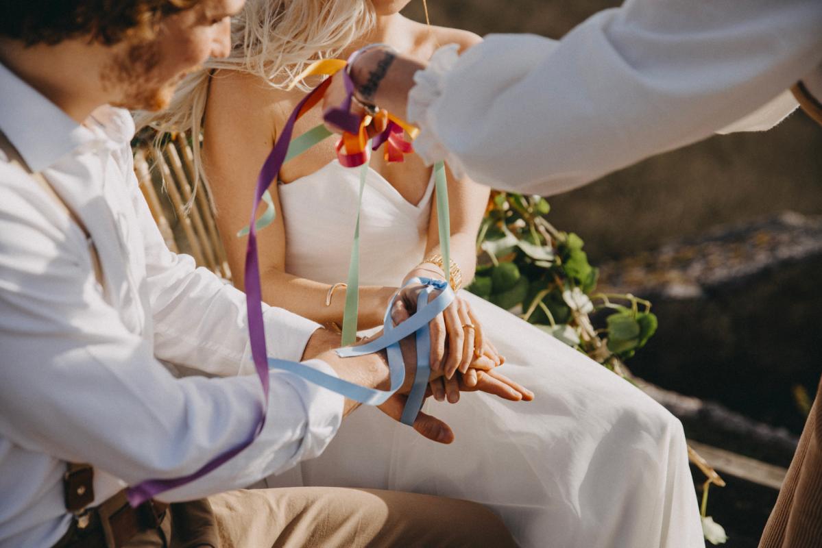 Mariage en Normandie - Photographie d'une cérémonie laïque avec le rituel des rubans exécuté par Diwalie - Wedding Planner à Caen