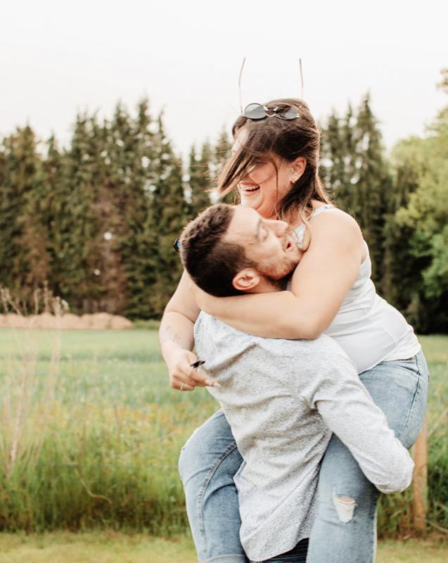 Photographie d'un couple qui s'enlace lors d'une séance d'engagement par Emilie Poirier, photographe de mariage en Normandie