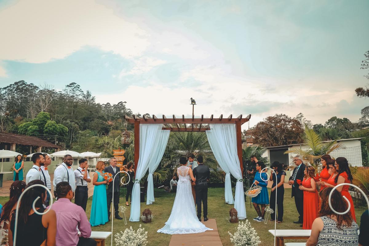 Mariage en Normandie - Photographie d'un couple s'unissant lors d'une cérémonie laïque en extérieur