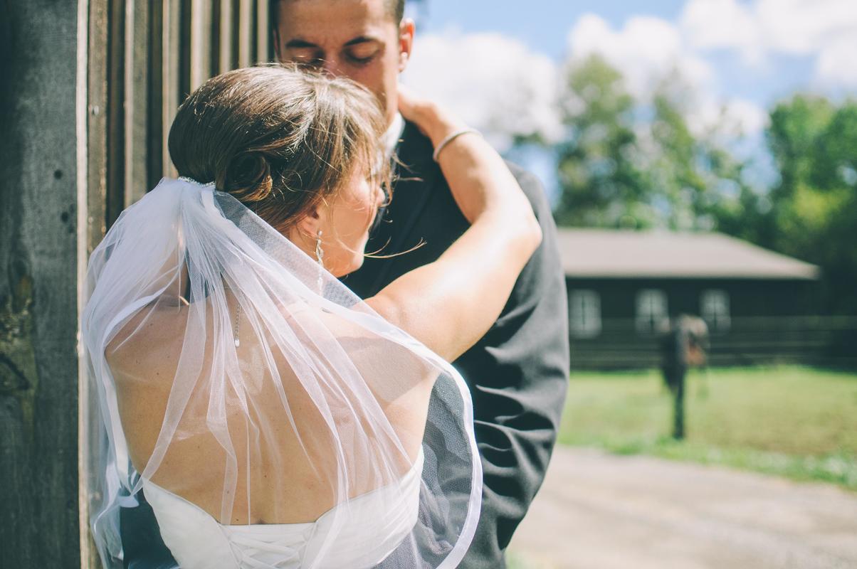 photographie de deux mariés le jour de leur mariage en Normandie 