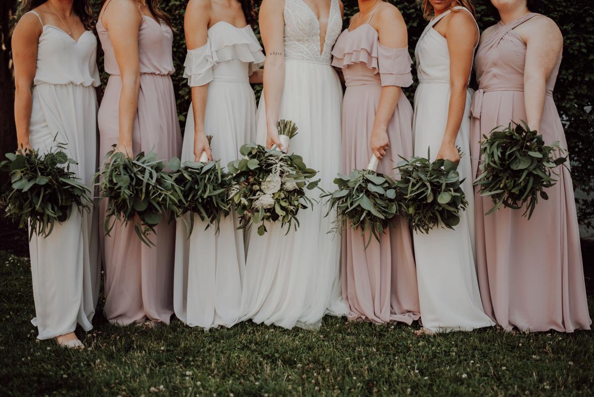 Photographie de la mariée avec son cortège de demoiselles d'honneur