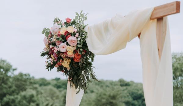 Une décoration chic et romantique pour une cérémonie laïque : mode d'emploi 