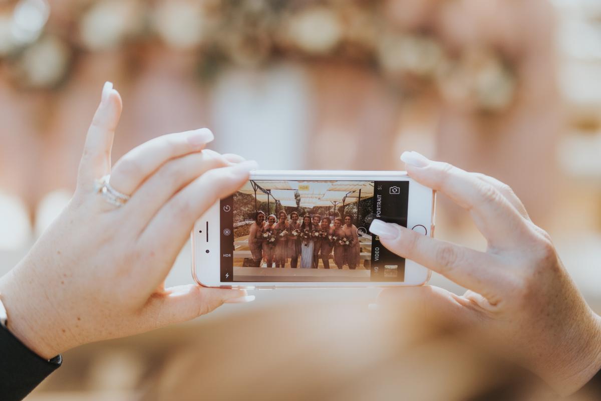 Mariage en Normandie - photo d'un groupe de mariée et ses demoiselles d'honneur prises en photo a travers un téléphone