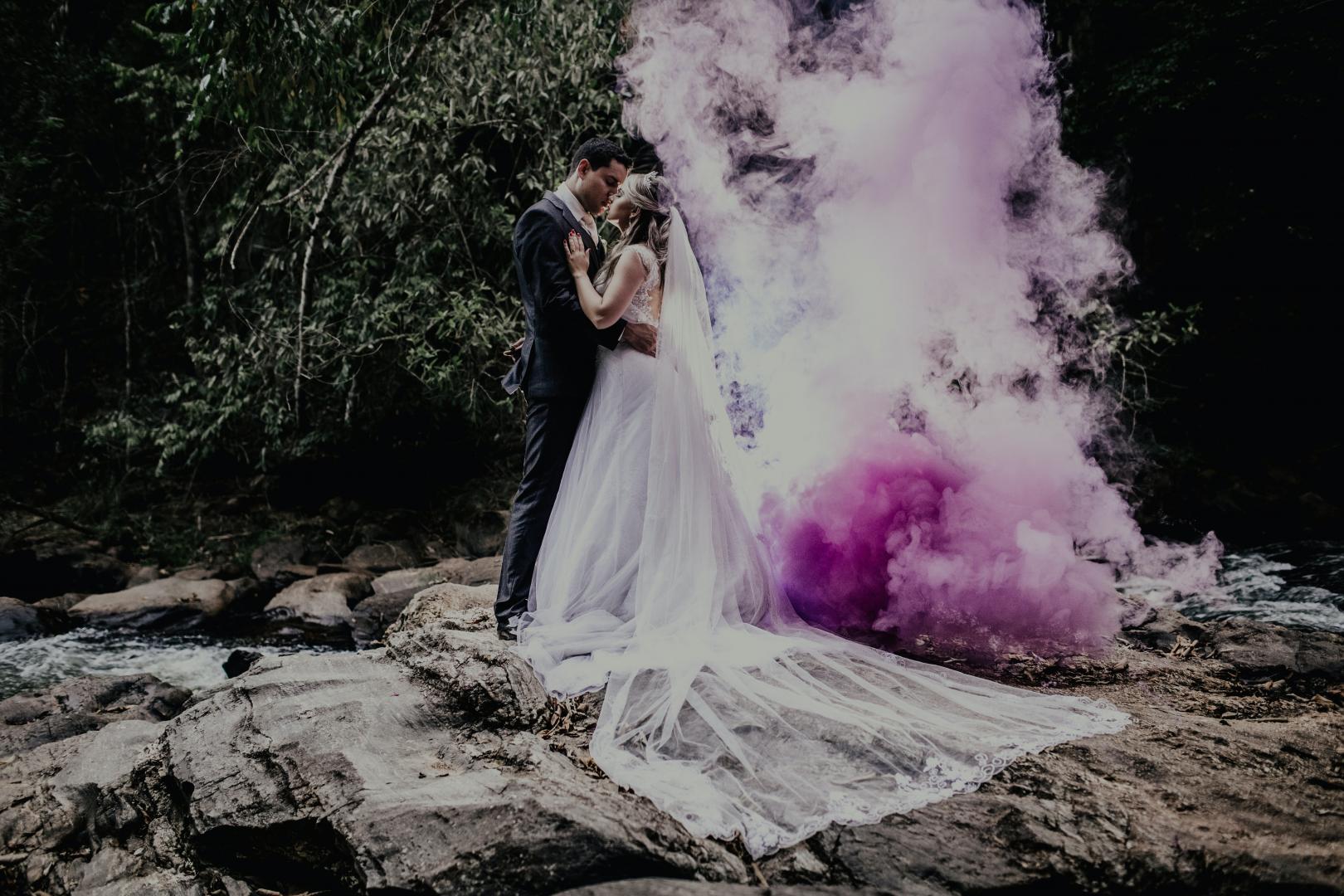 Les fumigènes : cette tendance photo de mariage qui revient - Vos  prestataires pour un mariage réussi !