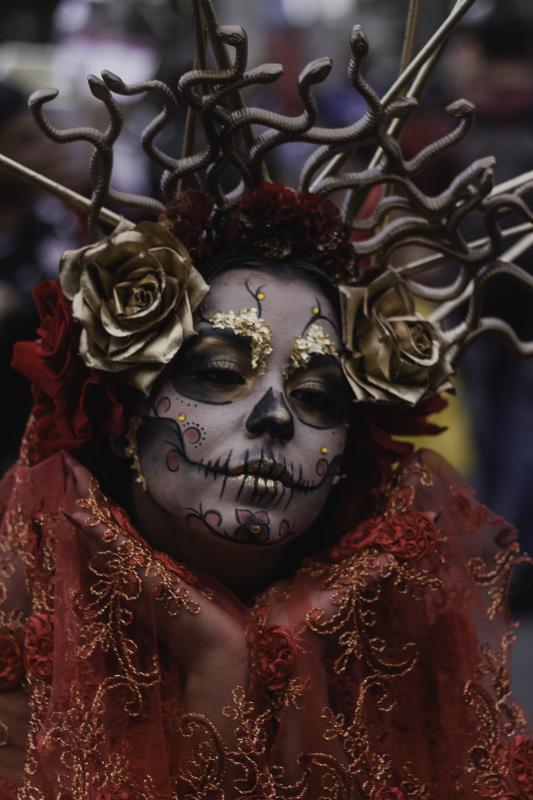 maquillage halloween mexicain avec couronne de fleurs mariage