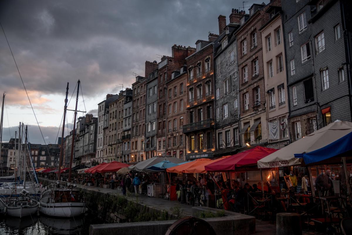 le joli port d'honfleur en normandie pour un voyage de noces original dans le calvados