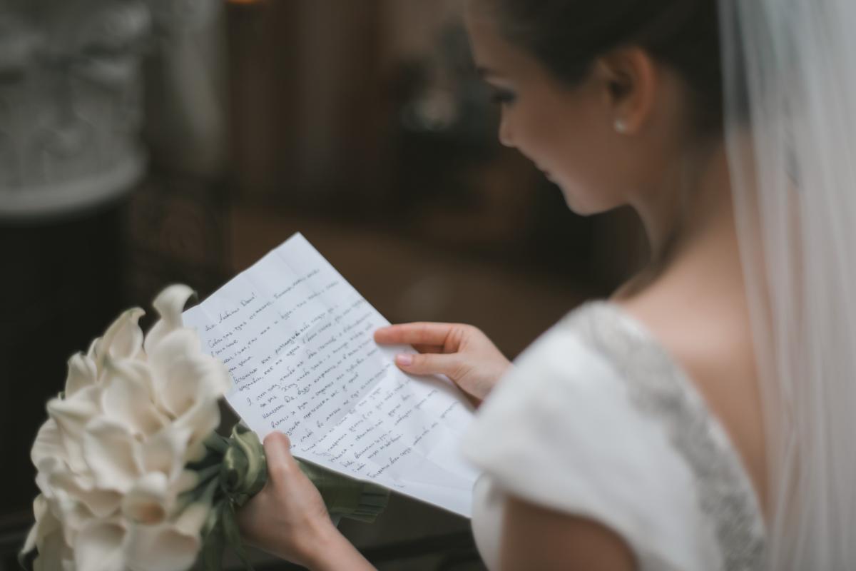 Mariage en Normandie - photographie d'un couple d'une mariée qui lit ses voeux pendant la cérémonie