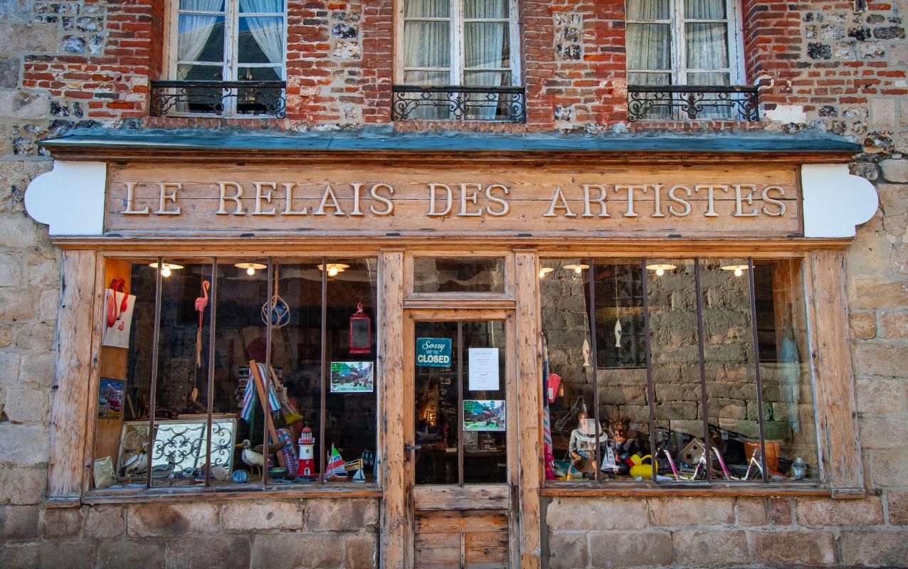 vitrine magasin typique petit village de normandie 