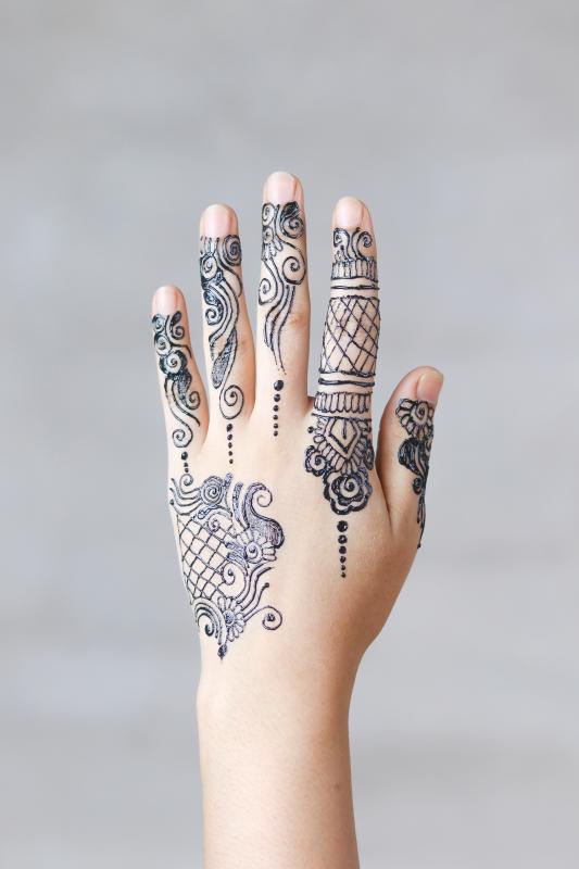 Mariage en Normandie - photographie d'une main tatouée au henné