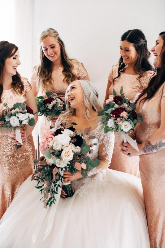 future mariée américaine et ses demoiselles d'honneur en preparation avant la cérémonie de mariage