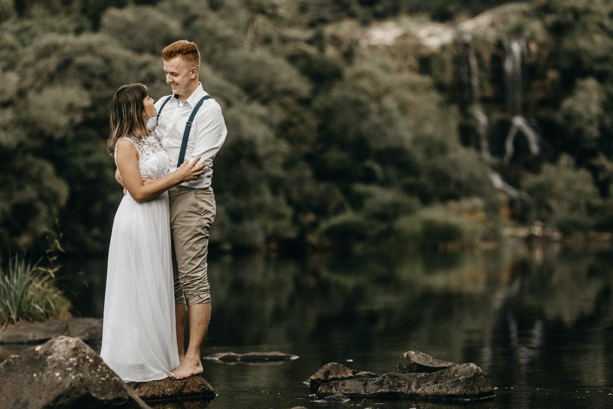 couple de mariés dans la nature