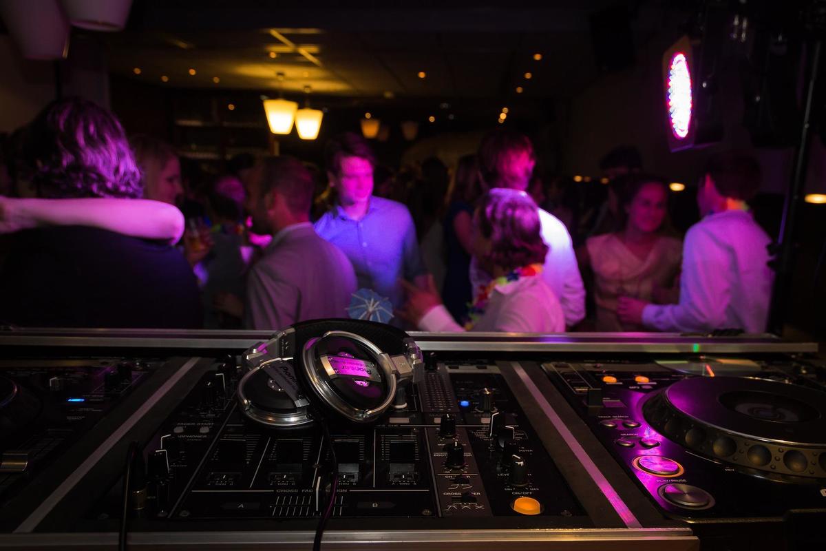 table de dj et invités de mariage - Mariage en Normandie 