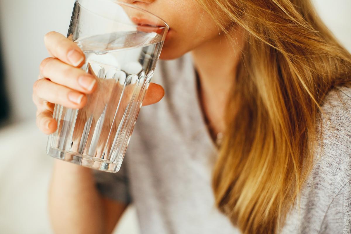 boire de l'eau pour survivre au lendemain de soirée