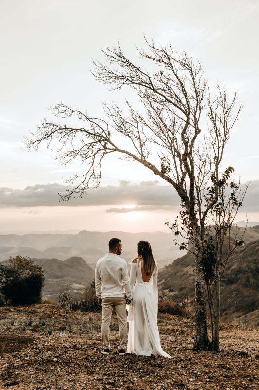 mariés au pied d'un arbre lors d'un mariage en hiver en basse saison