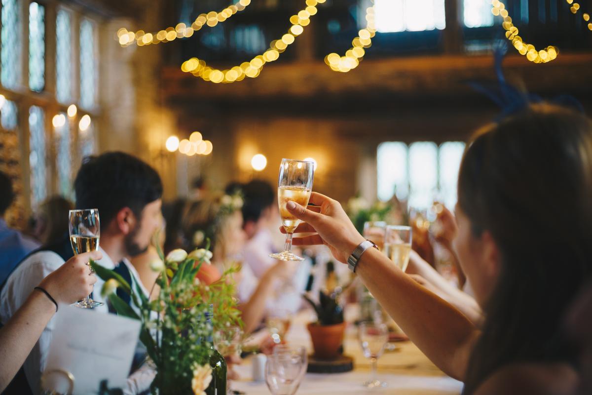invités d'un mariage américain qui portent un toast à l'intention des nouveaux mariés