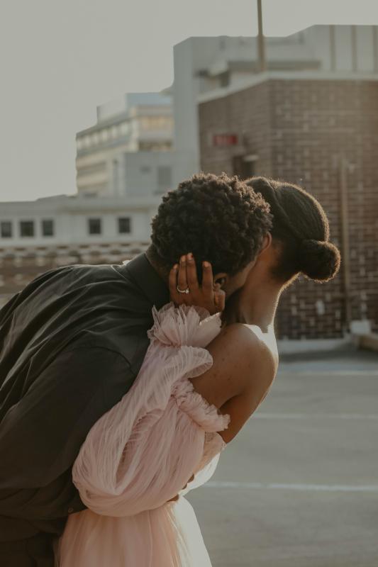 Mariage en Normandie - photo d'un couple s'embrassant dans la rue en plein elopement