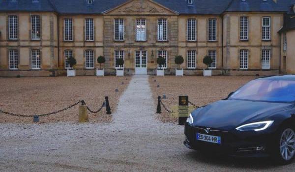 Arriver à votre mariage au bord d'une voiture prestigieuse 