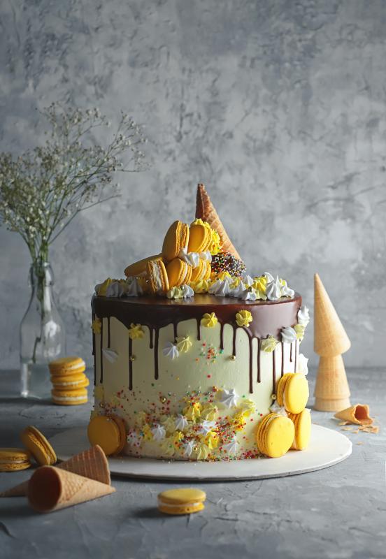 Mariage en Normandie - un wedding cake jaune pour oser le jaune poussin à son mariage ! 