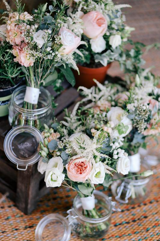 Fleurs dans des bocaux en verre pour votre mariage en Normandie