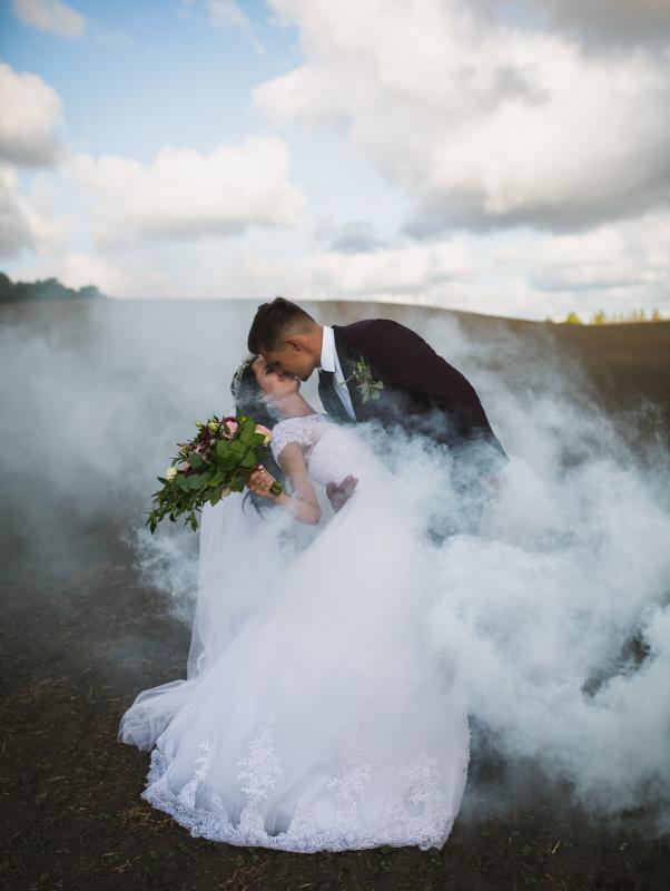 Mariage en Normandie - photographie d'un couple s'embrassant dans une fumée blanche
