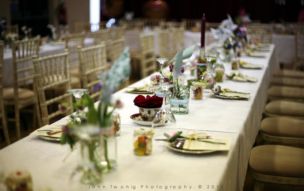 photographie d'une table de mariage décorée avec des pots de bonbons