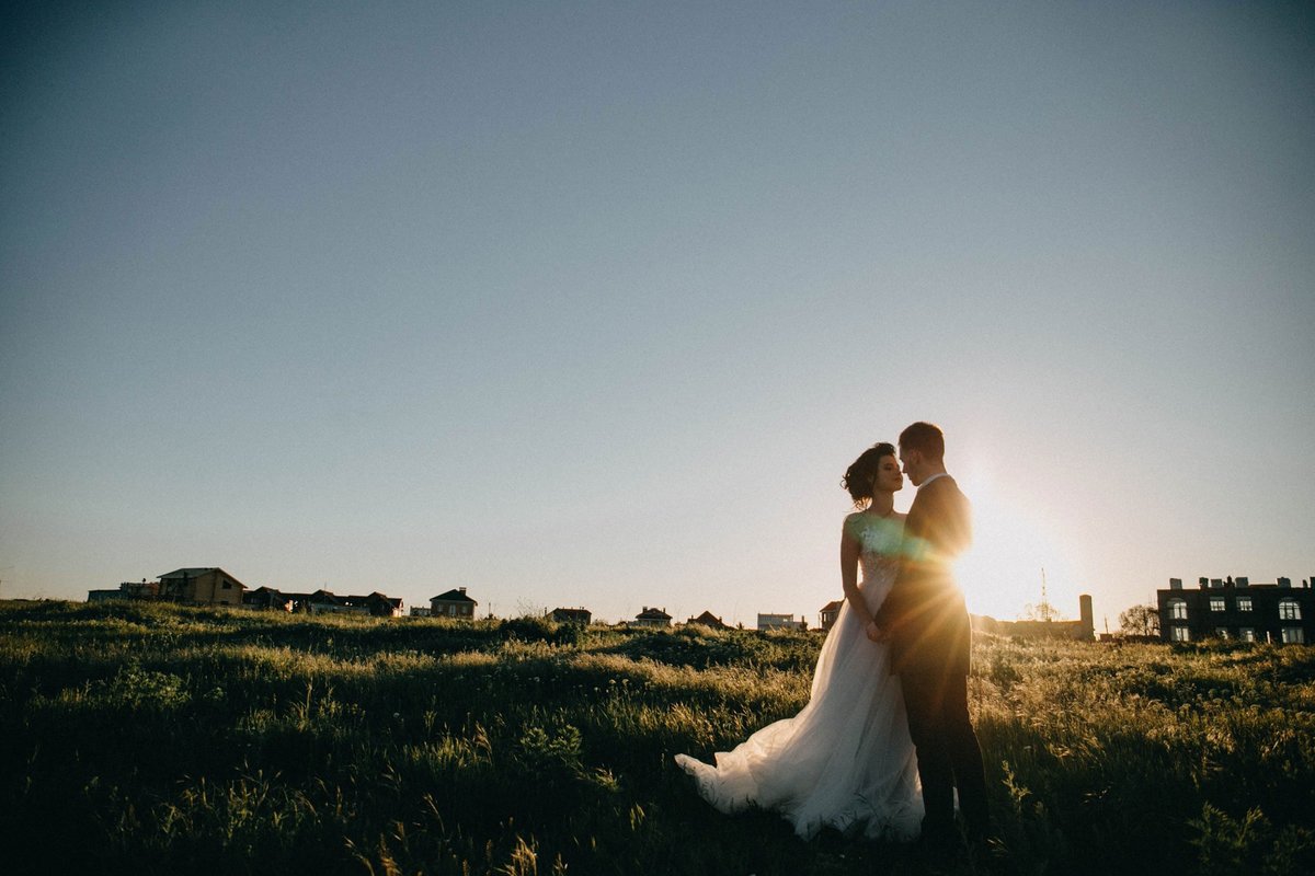 une photo dans un champ, un lieu de réception ou se déroule les mariages et les animations d'un mariage traditionnel breton, des jeunes mariés au centre de la photo le jour du mariage