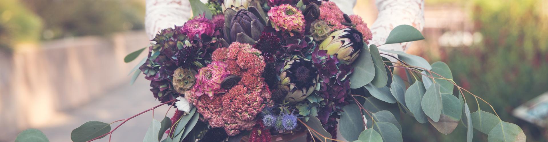 Le protea et les asters étoilés : composez des bouquets de mariée de saison