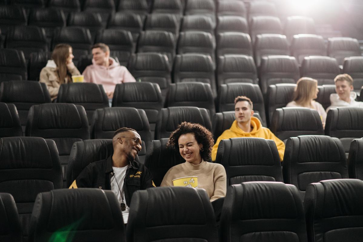 Mariage en Normandie - photo d'un couple et de personnes regardant un film au cinéma