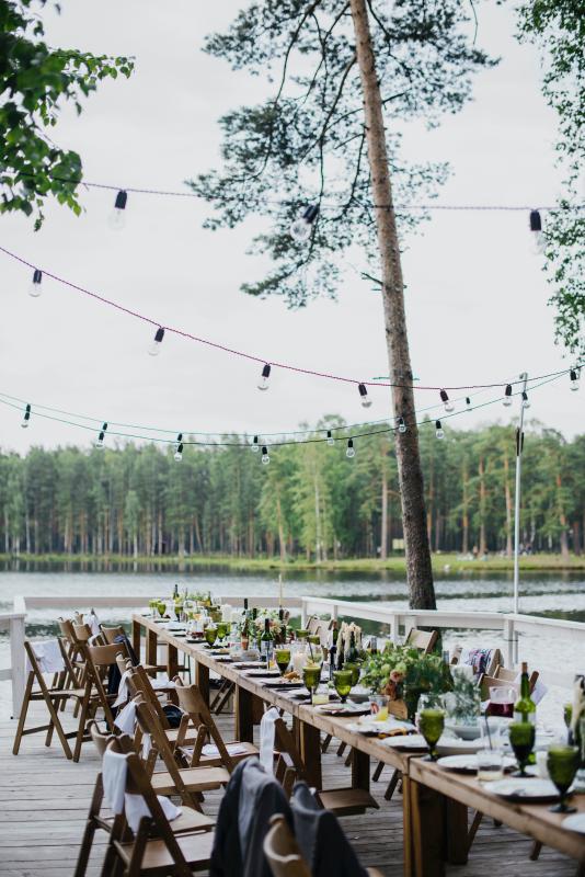 Mariage en Normandie - photo d'une table dressée pour un mariage dans un jardin au bord d'un lac