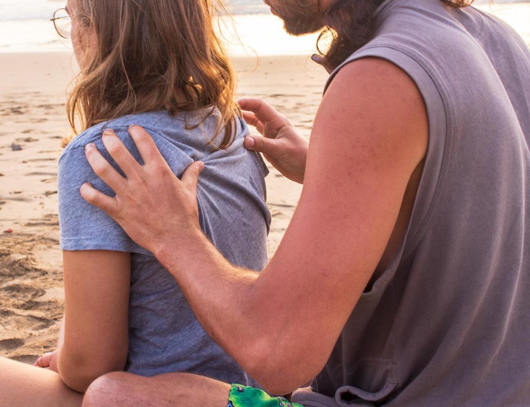 couple qui se masse à la plage 