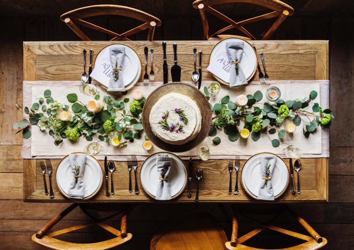 idées de décoration de tables, fleurs et composition florale pour centre de table de mariage en Normandie