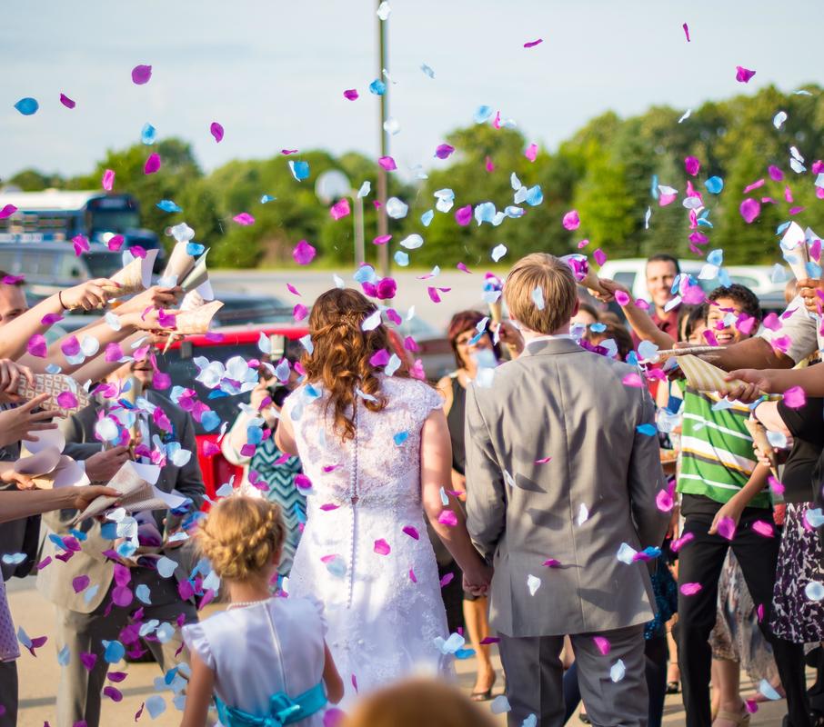 mariés entourés de leurs invités pour leur mariage 