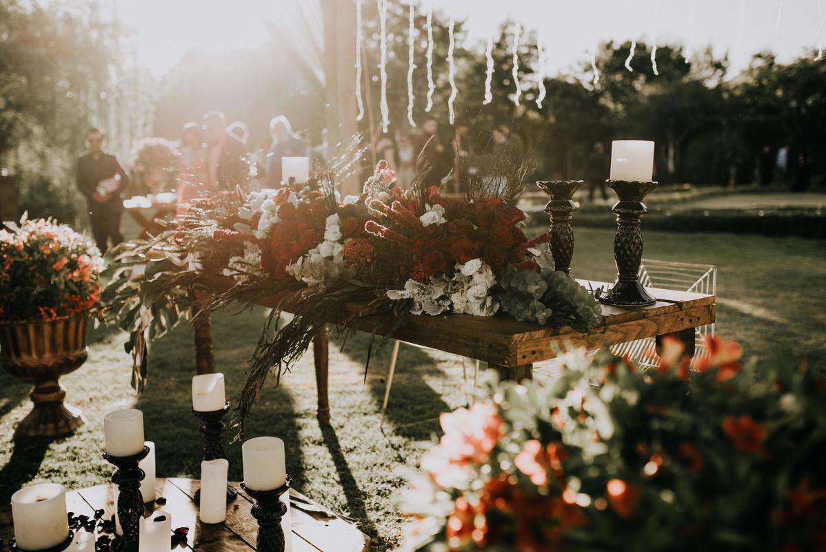 Décoration de table de mariage avec fleurs en Normandie