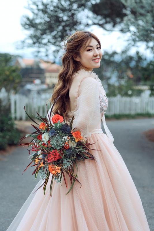 mariée avec bouquet de fleurs de chardons bleus original