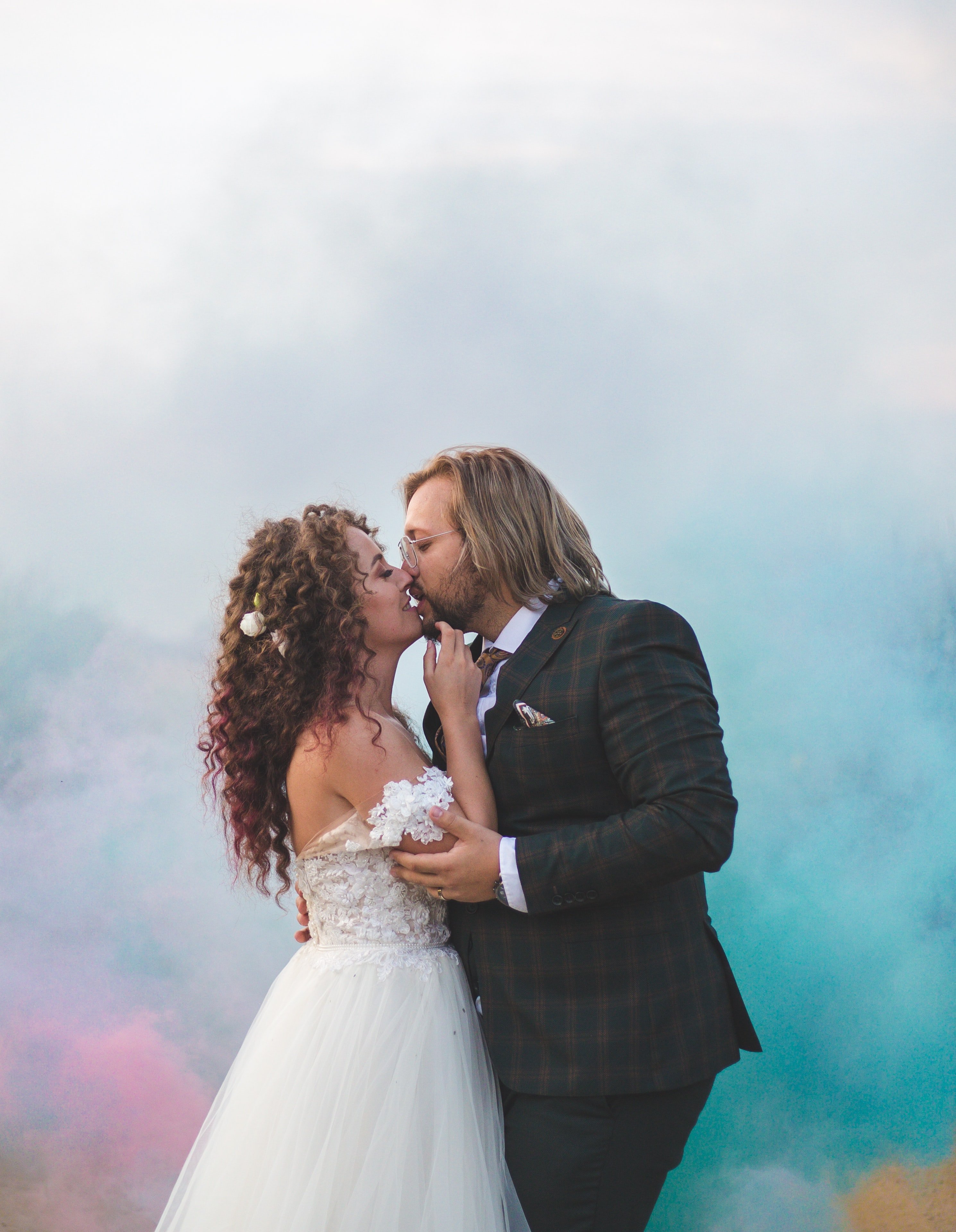 une photographie colorée et tendance qui met en avant les mariés avec des couleurs en arrière plan, photographie en Normandie, Mariage en Normandie 