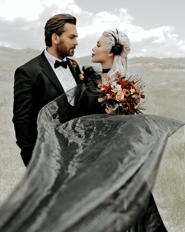 couple de mariés mariage gothique robe de mariée esprit gothique