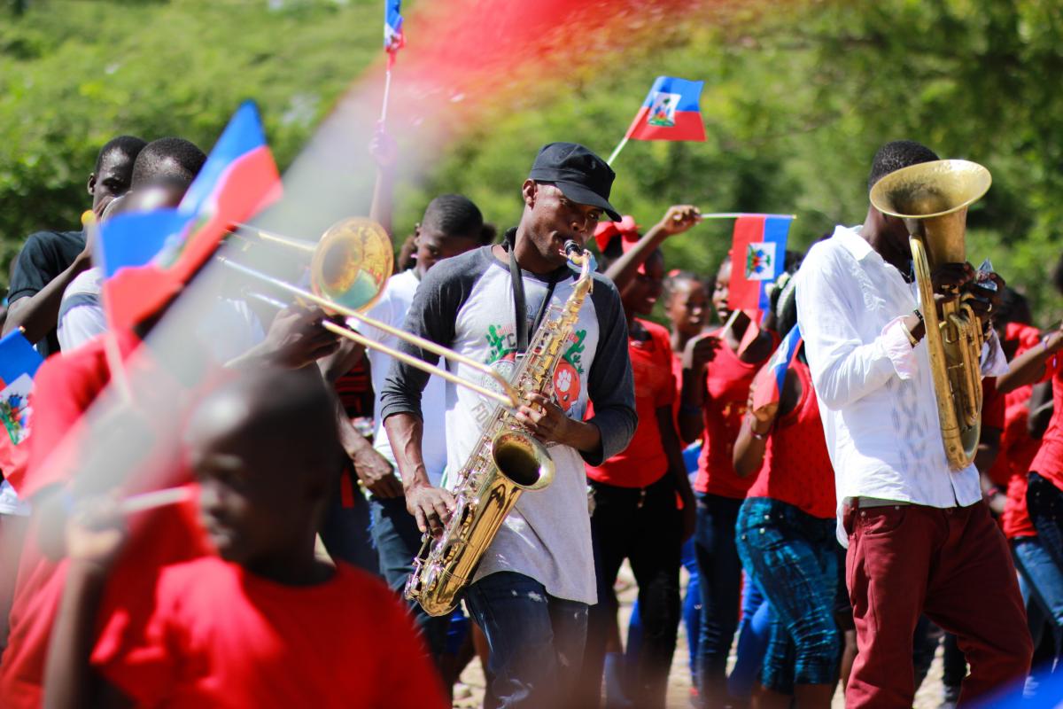 Mariage en Normandie - photographie d'un cortège musical et dansant à Haïti