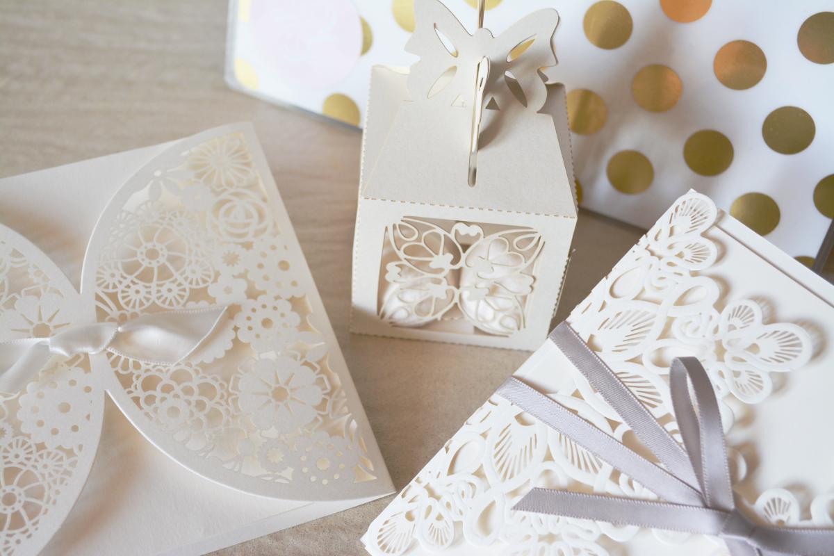 faire part mariage blanc en papier dentelle