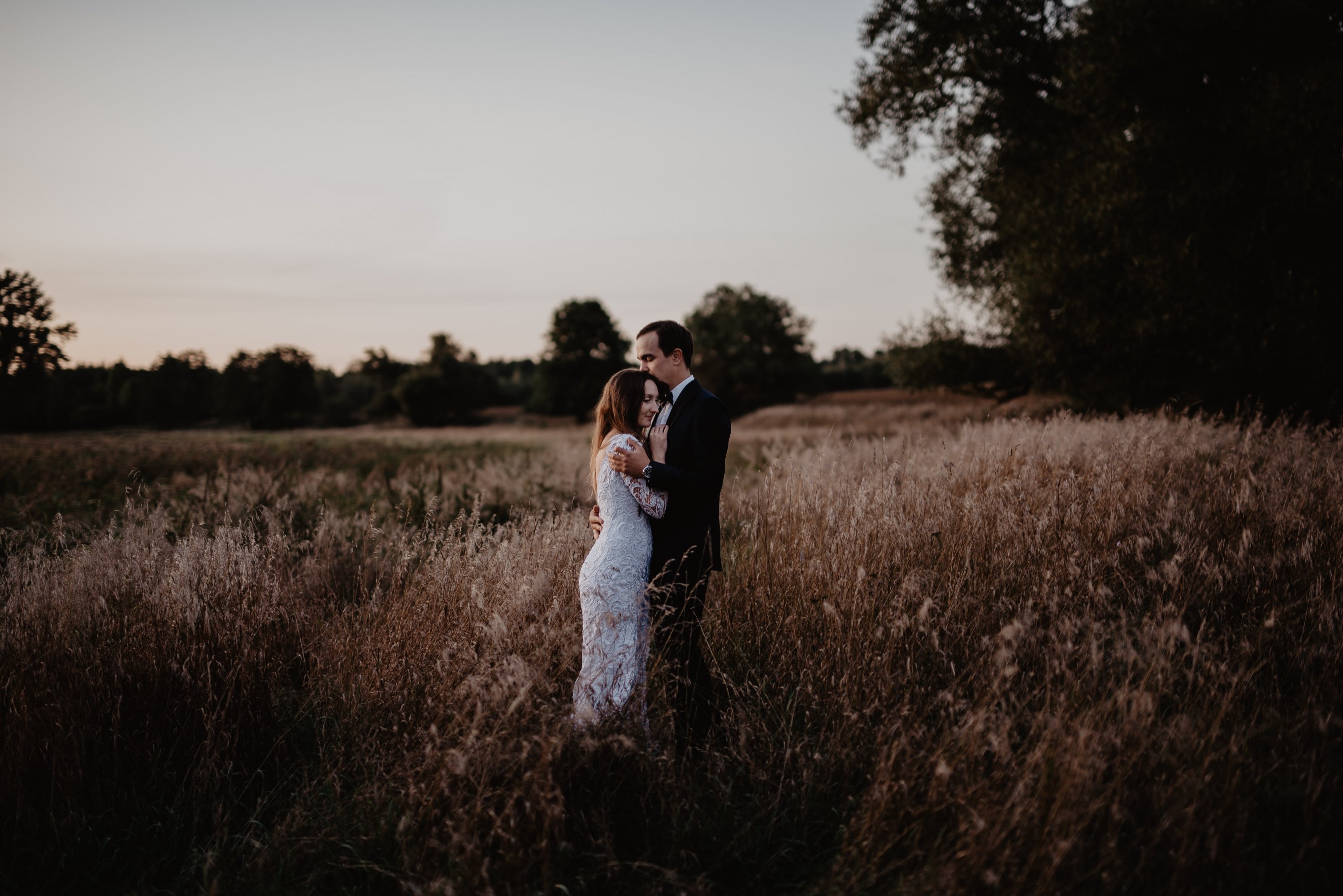 une photographie d'un couple dans un champ, un mariage en bretagne avec des traditions bretonnes 