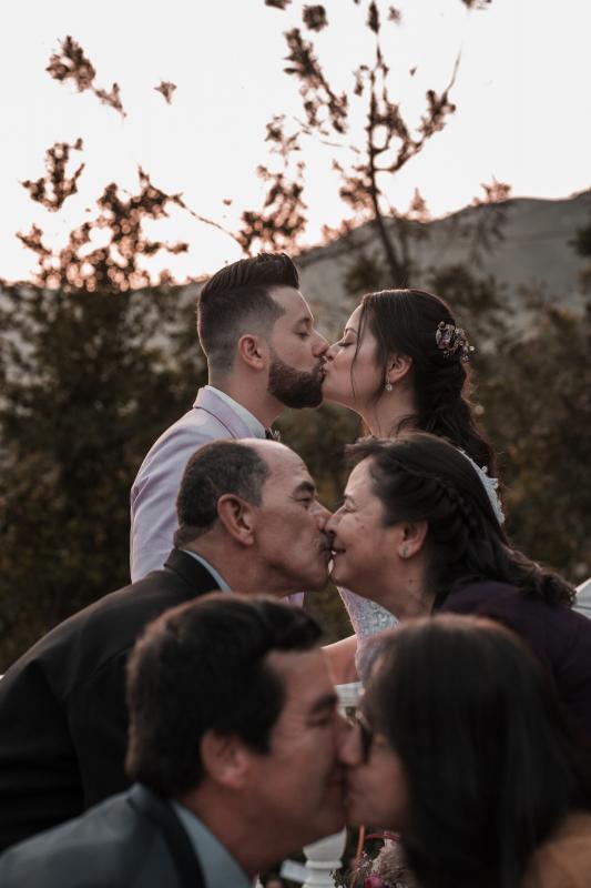 Mariage en Normandie - photo de couples s'embrassant