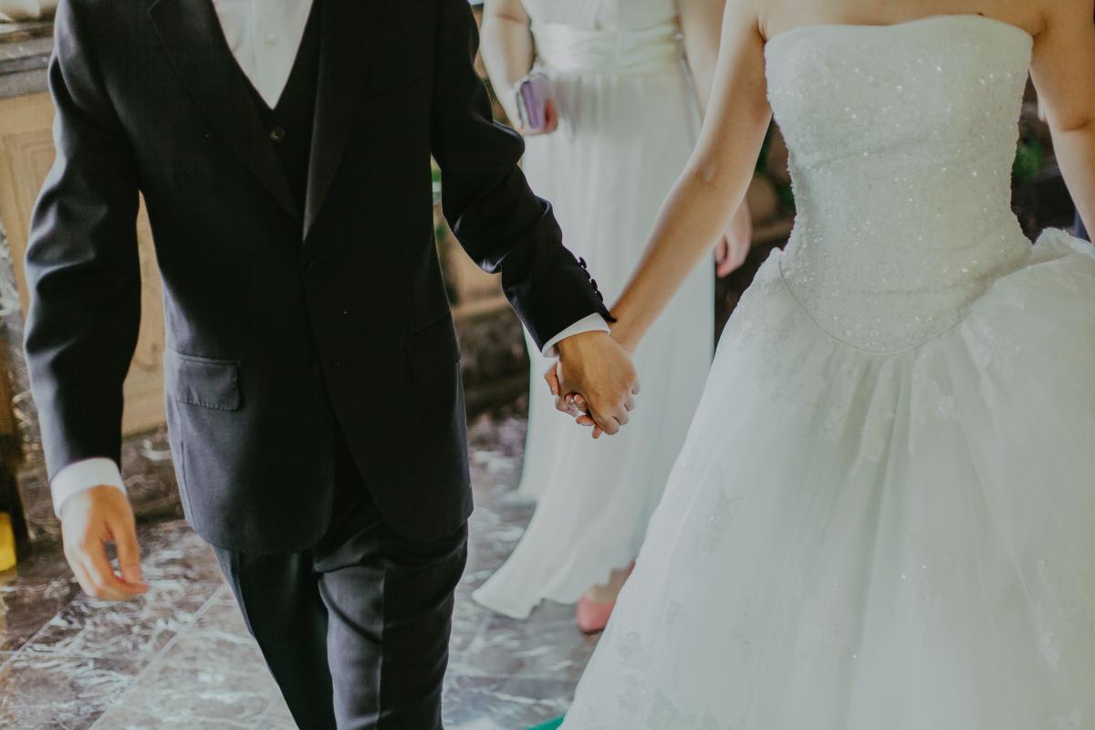 Mariage en Normandie - photographie d'un couple sortant de sa cérémonie de mariage