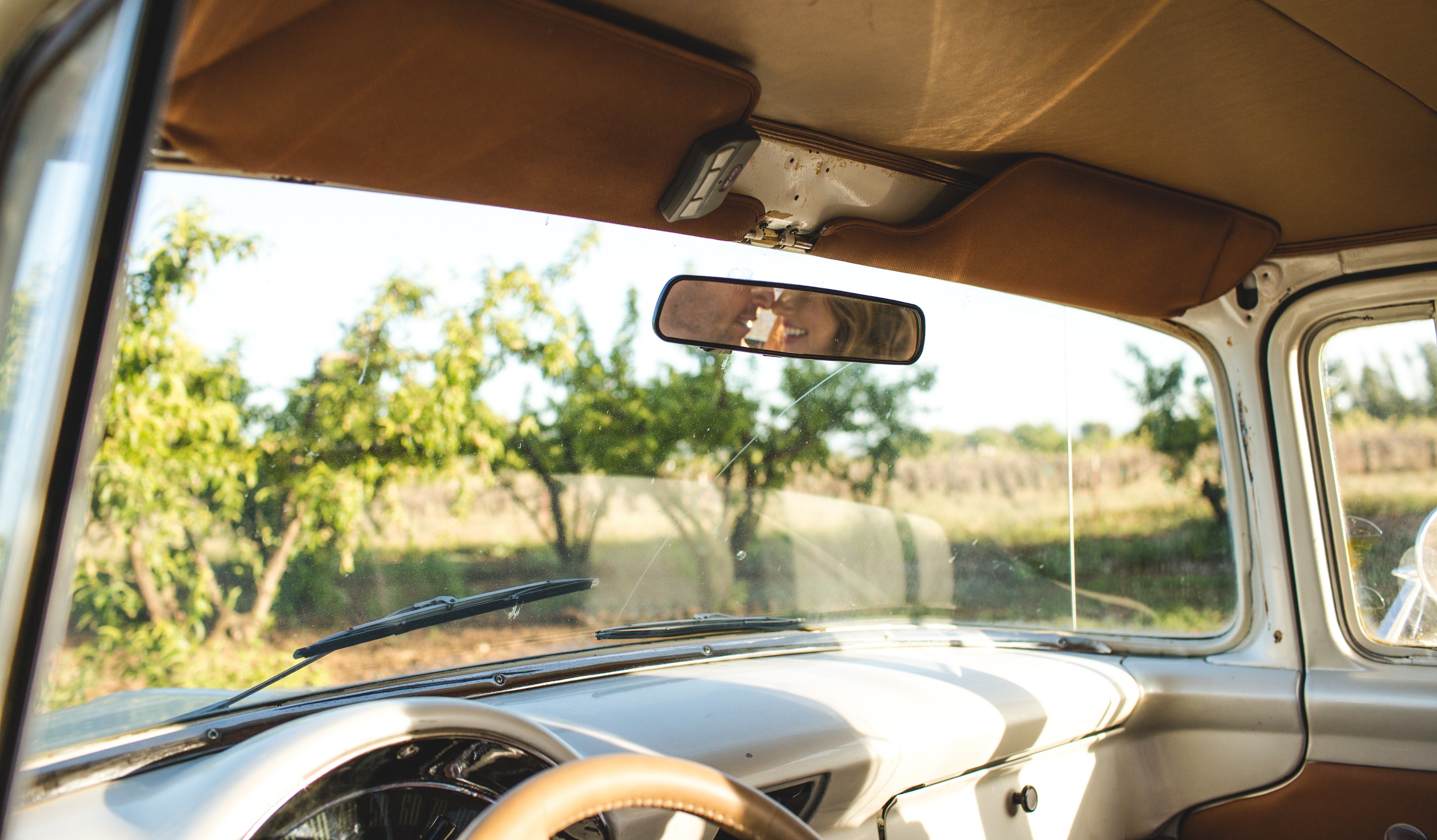 Une voiture rétro ou vintage pour arriver le jour du mariage dans une ambiance vintage et champêtre, idéal pour les mariés 